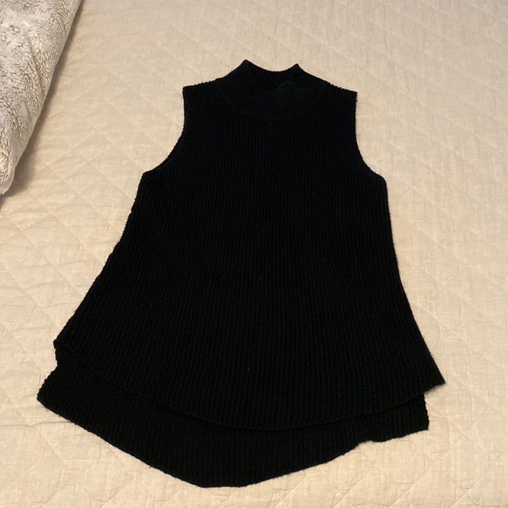 Turtleneck sleeveless sweater